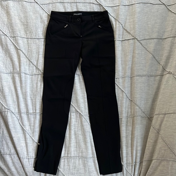 Black ankle pants.